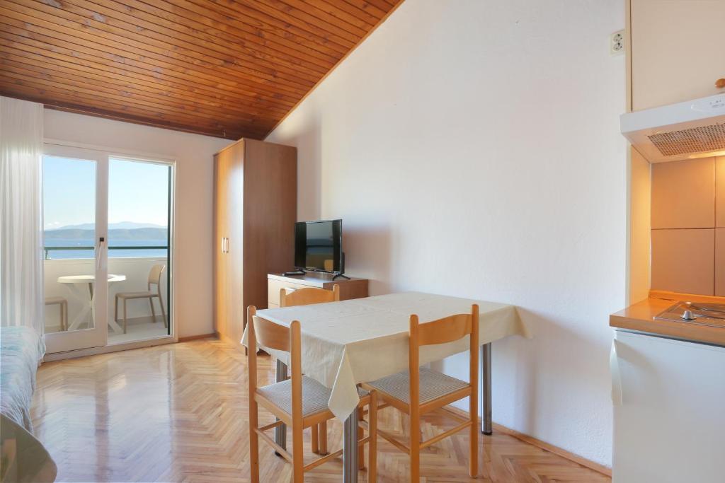 Televízia a/alebo spoločenská miestnosť v ubytovaní Apartments by the sea Igrane, Makarska - 6653