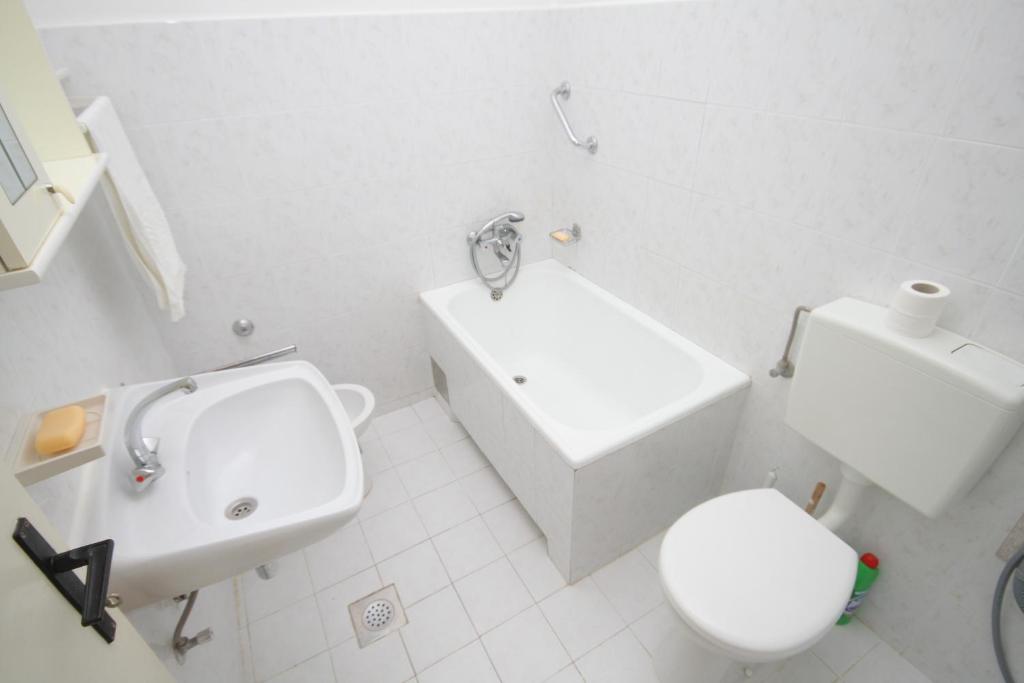 Kúpeľňa v ubytovaní Apartments by the sea Podgora, Makarska - 6801