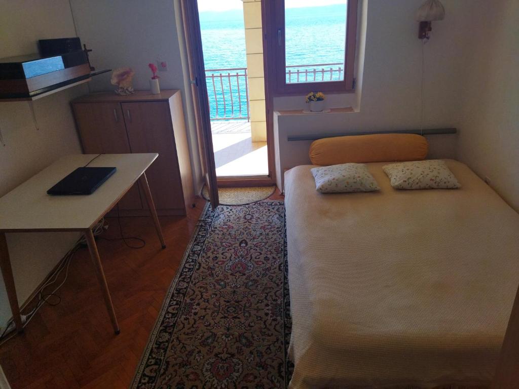 Posteľ alebo postele v izbe v ubytovaní Apartments by the sea Podgora, Makarska - 6801