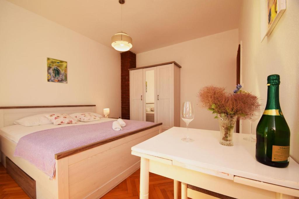Posteľ alebo postele v izbe v ubytovaní Apartments by the sea Starigrad, Paklenica - 6624