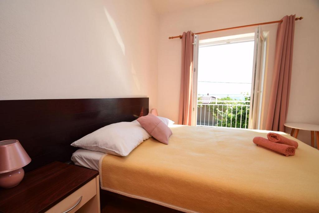 Posteľ alebo postele v izbe v ubytovaní Apartments by the sea Starigrad, Paklenica - 6624