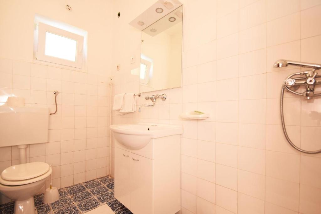 Kúpeľňa v ubytovaní Apartments by the sea Starigrad, Paklenica - 6624