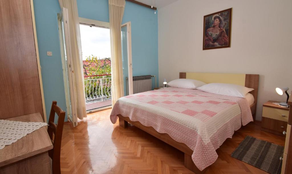 Posteľ alebo postele v izbe v ubytovaní Apartments and rooms with parking space Starigrad, Paklenica - 6594