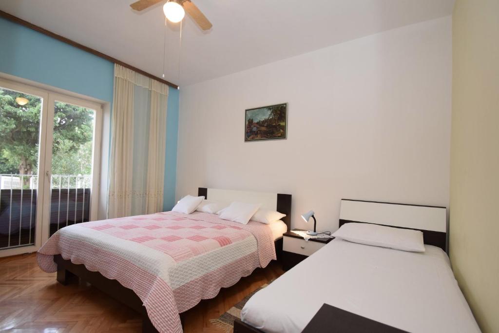 Posteľ alebo postele v izbe v ubytovaní Apartments and rooms with parking space Starigrad, Paklenica - 6594