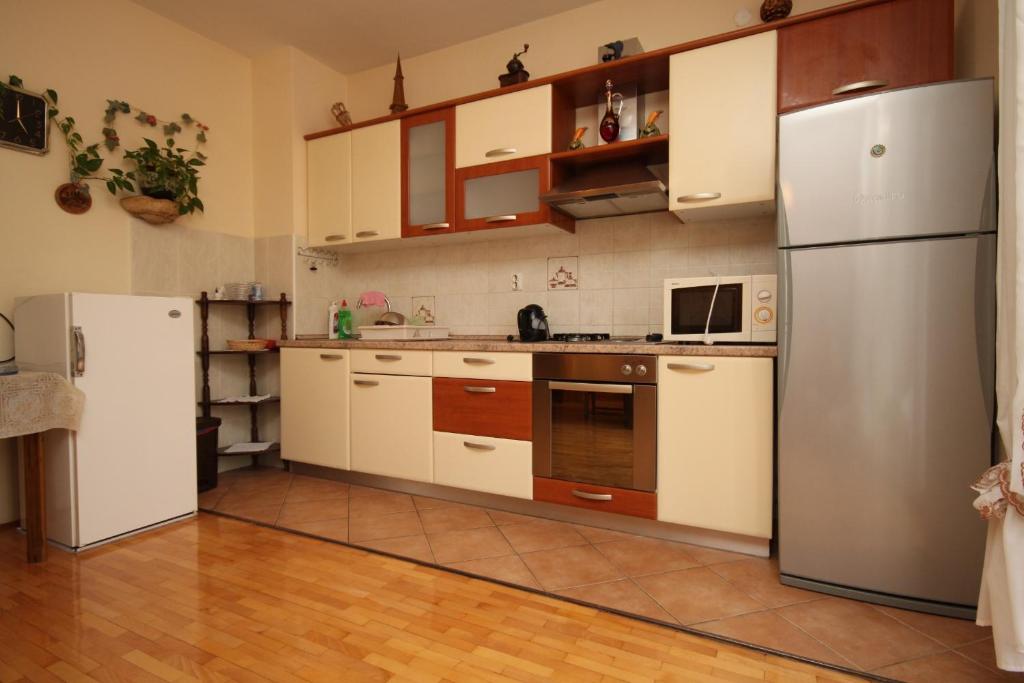 Kuchyňa alebo kuchynka v ubytovaní Apartments and rooms with parking space Starigrad, Paklenica - 6594