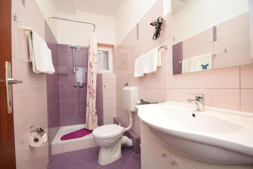 Kúpeľňa v ubytovaní Apartments and rooms with parking space Starigrad, Paklenica - 6594