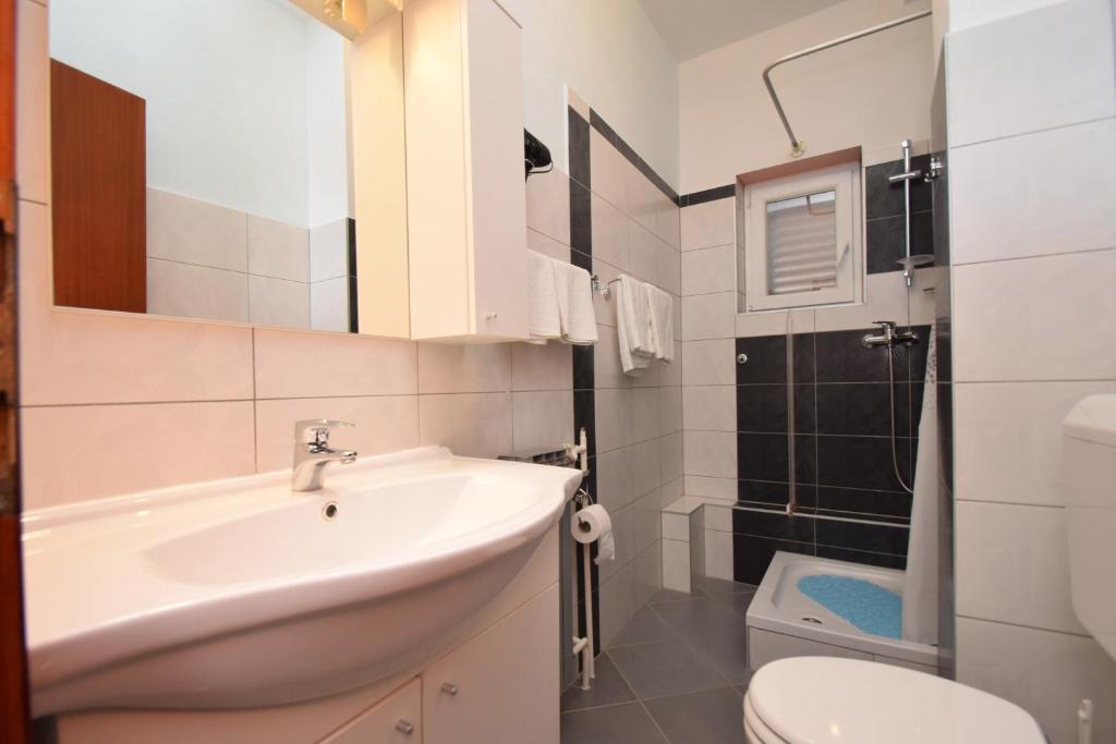 Kúpeľňa v ubytovaní Apartments and rooms with parking space Starigrad, Paklenica - 6594