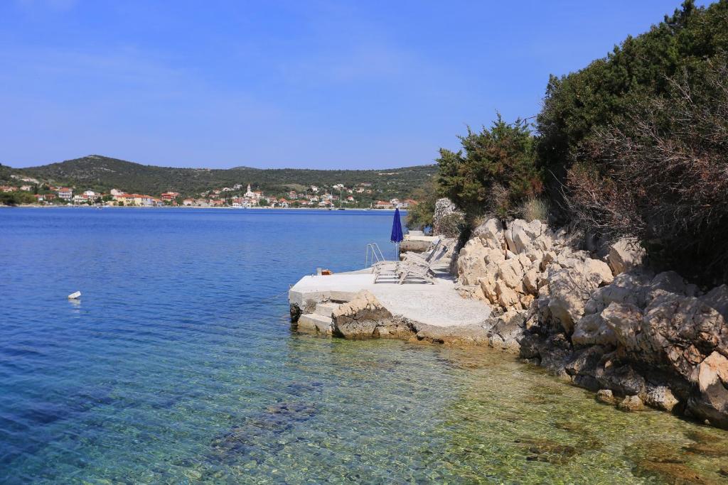 Fotografia z galérie ubytovania Apartments by the sea Vinisce, Trogir - 8659 v destinácii Vinišće