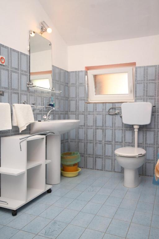 Kúpeľňa v ubytovaní Apartments and rooms with parking space Starigrad, Paklenica - 6594