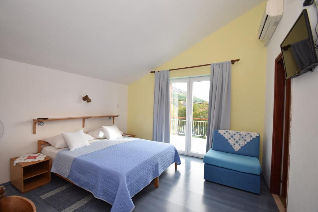 Posteľ alebo postele v izbe v ubytovaní Apartments and rooms with parking space Starigrad, Paklenica - 6594