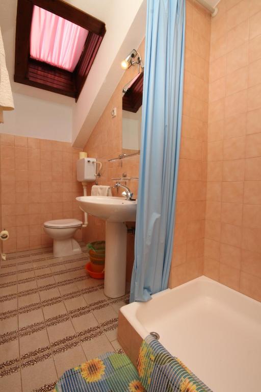 Kúpeľňa v ubytovaní Apartments and rooms with parking space Starigrad, Paklenica - 6594
