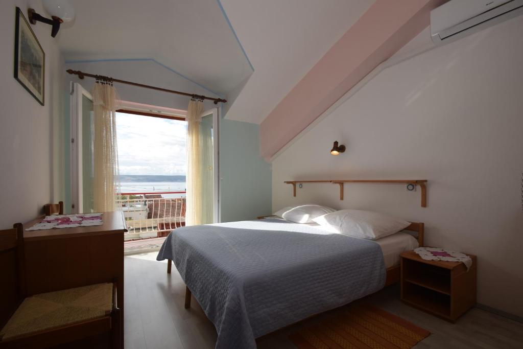 Posteľ alebo postele v izbe v ubytovaní Apartments and rooms with parking space Starigrad, Paklenica - 6594