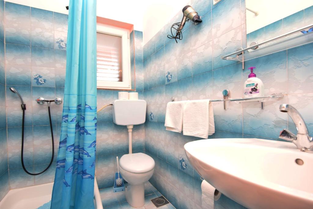 Kúpeľňa v ubytovaní Apartments and rooms with parking space Starigrad, Paklenica - 6594