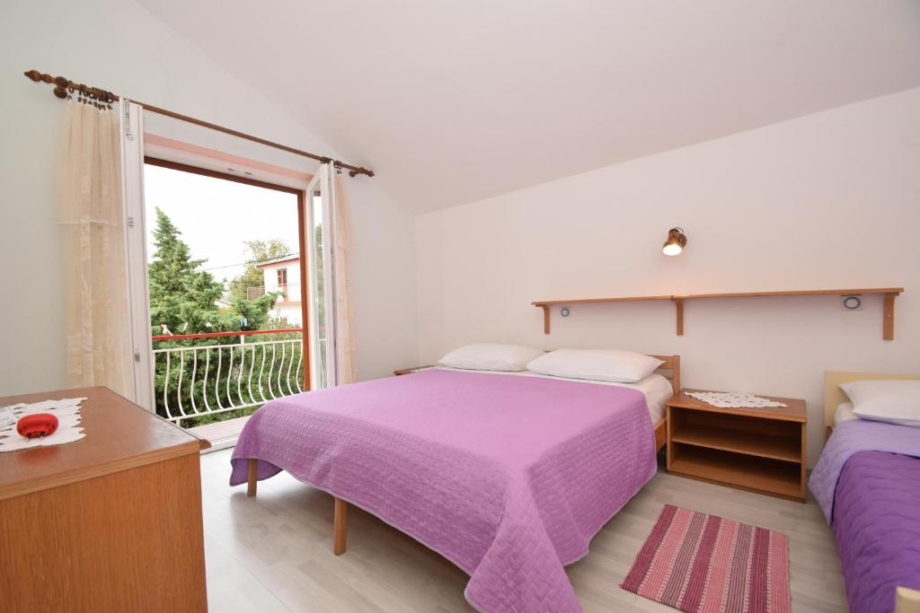Posteľ alebo postele v izbe v ubytovaní Apartments and rooms with parking space Starigrad, Paklenica - 6594
