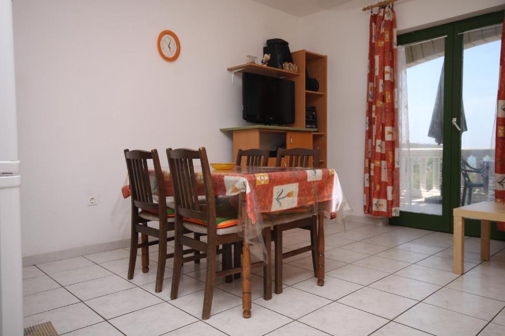Telewizja i/lub zestaw kina domowego w obiekcie Apartments by the sea Povljana, Pag - 6502