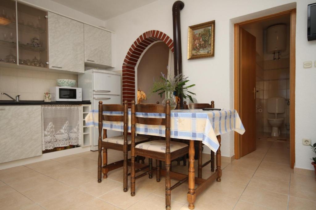 Kuchyňa alebo kuchynka v ubytovaní Apartments with a parking space Makarska - 6792