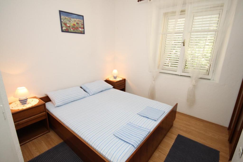 Posteľ alebo postele v izbe v ubytovaní Apartments by the sea Podgora, Makarska - 6782