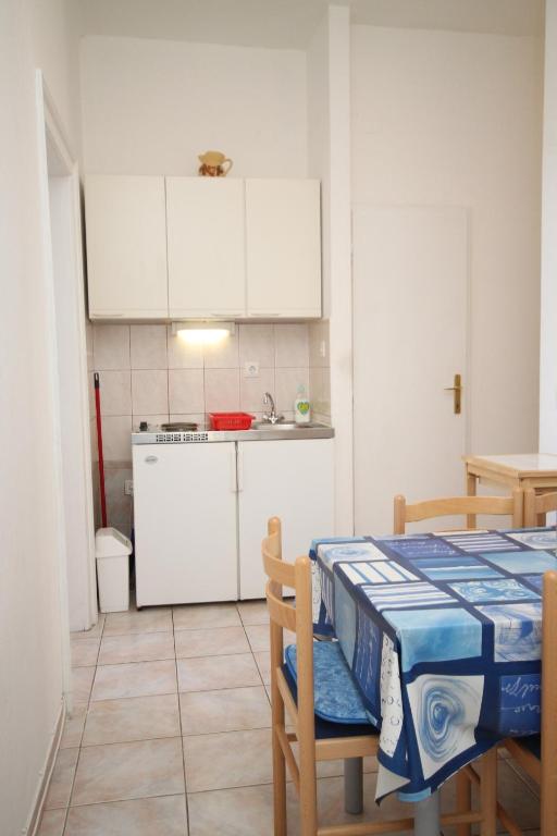 Kuchyňa alebo kuchynka v ubytovaní Apartments by the sea Podgora, Makarska - 6782