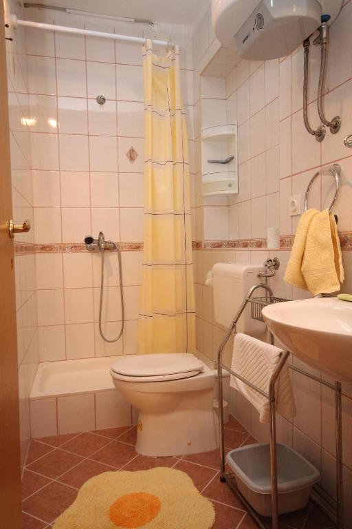 Kúpeľňa v ubytovaní Apartments by the sea Podgora, Makarska - 6713