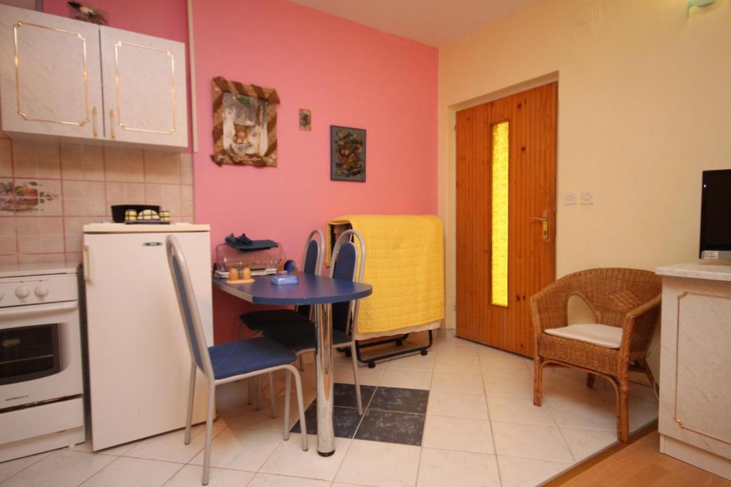 Kuchyňa alebo kuchynka v ubytovaní Apartments by the sea Podgora, Makarska - 6713