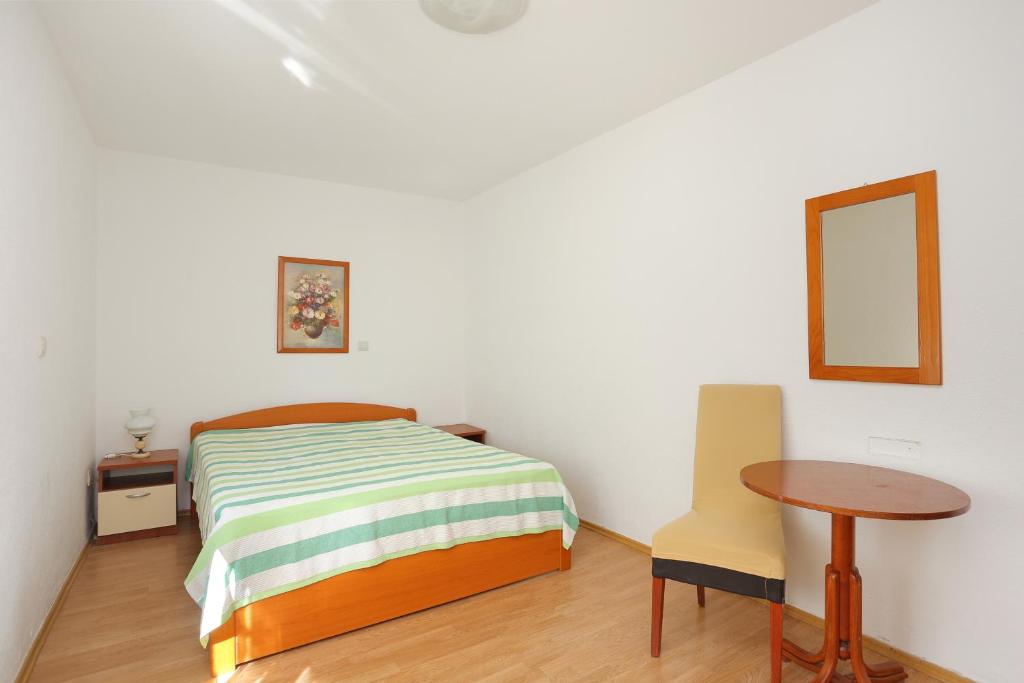 Postel nebo postele na pokoji v ubytování Apartments by the sea Brela, Makarska - 6688