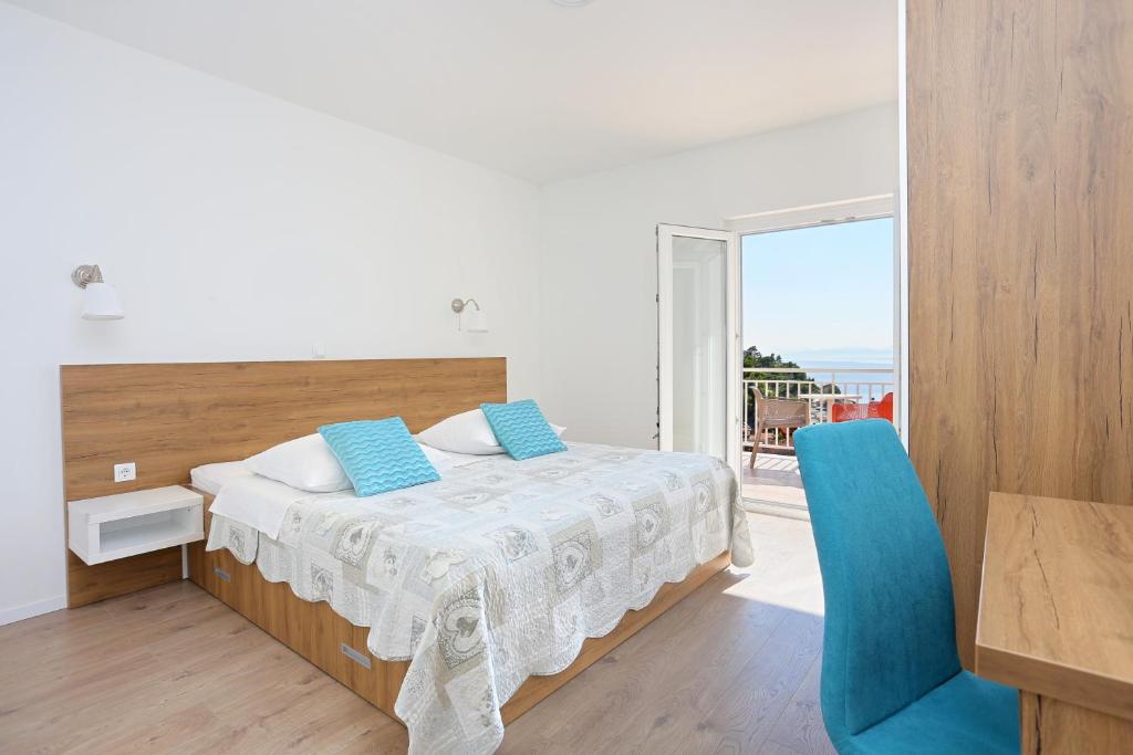 Postel nebo postele na pokoji v ubytování Apartments by the sea Brela, Makarska - 6688