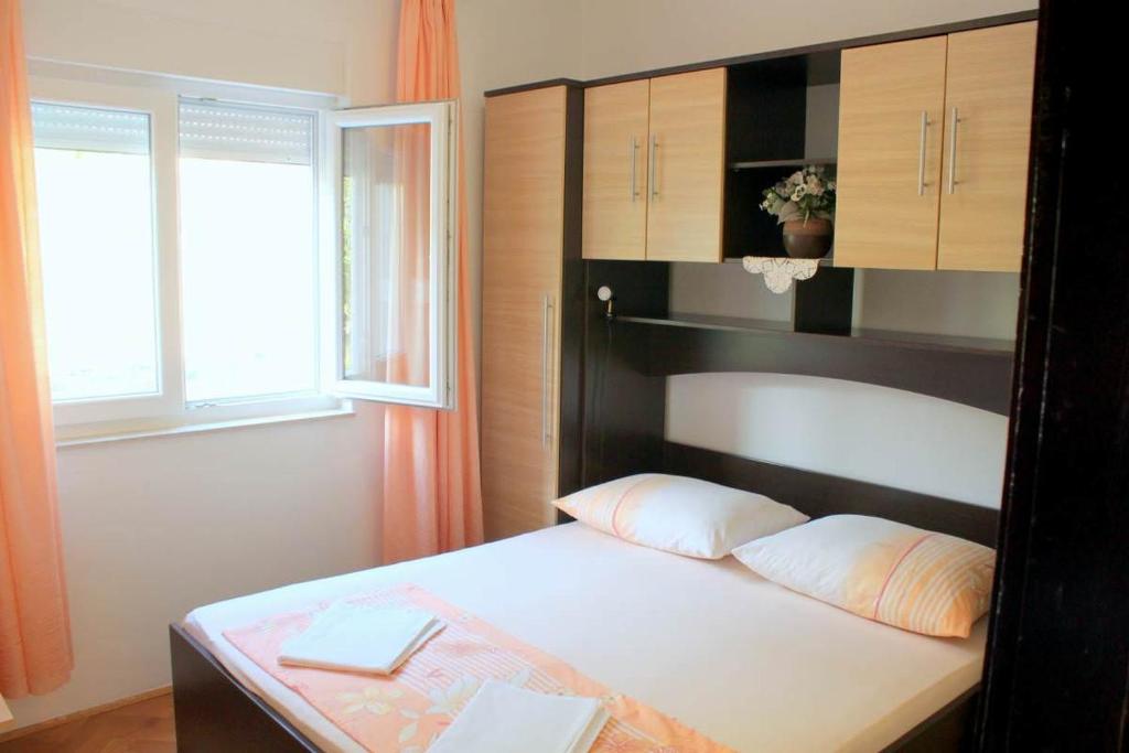 Łóżko lub łóżka w pokoju w obiekcie Apartments by the sea Pag - 6448