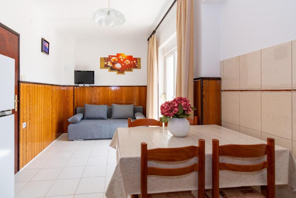 kuchnia i salon ze stołem i kanapą w obiekcie Apartments by the sea Pag - 6448 w mieście Pag