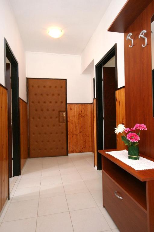 Zdjęcie z galerii obiektu Apartments by the sea Pag - 6448 w mieście Pag