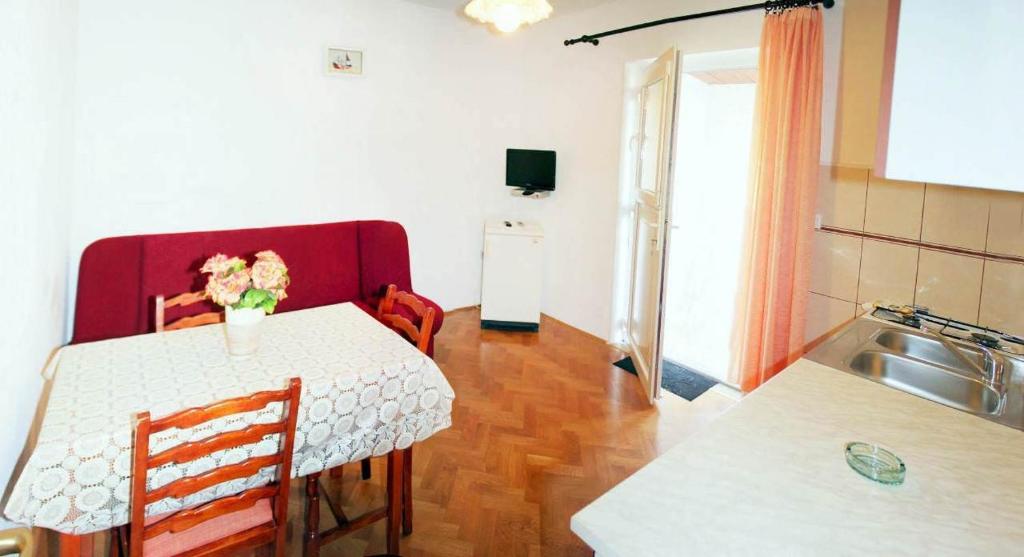 Kuchnia lub aneks kuchenny w obiekcie Apartments by the sea Pag - 6448