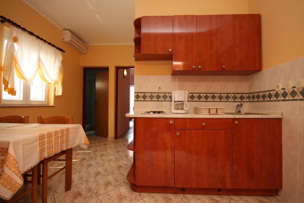 Kuchyň nebo kuchyňský kout v ubytování Apartments by the sea Stara Novalja, Pag - 6469