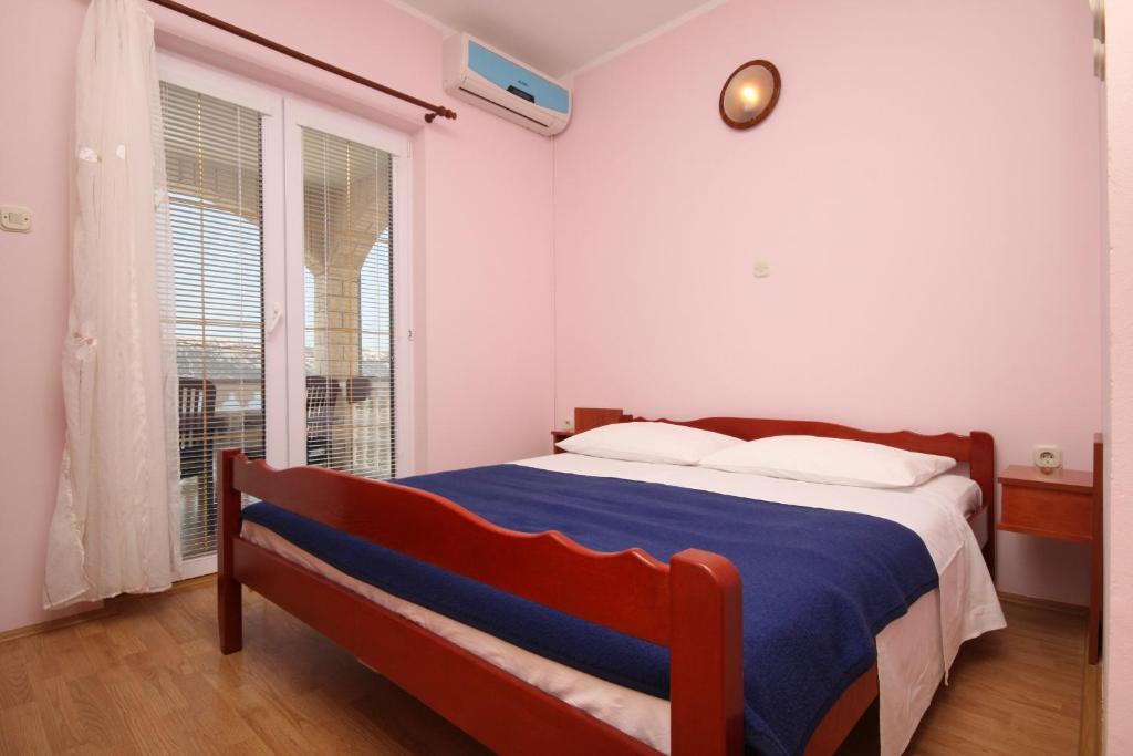 Postel nebo postele na pokoji v ubytování Apartments by the sea Stara Novalja, Pag - 6469