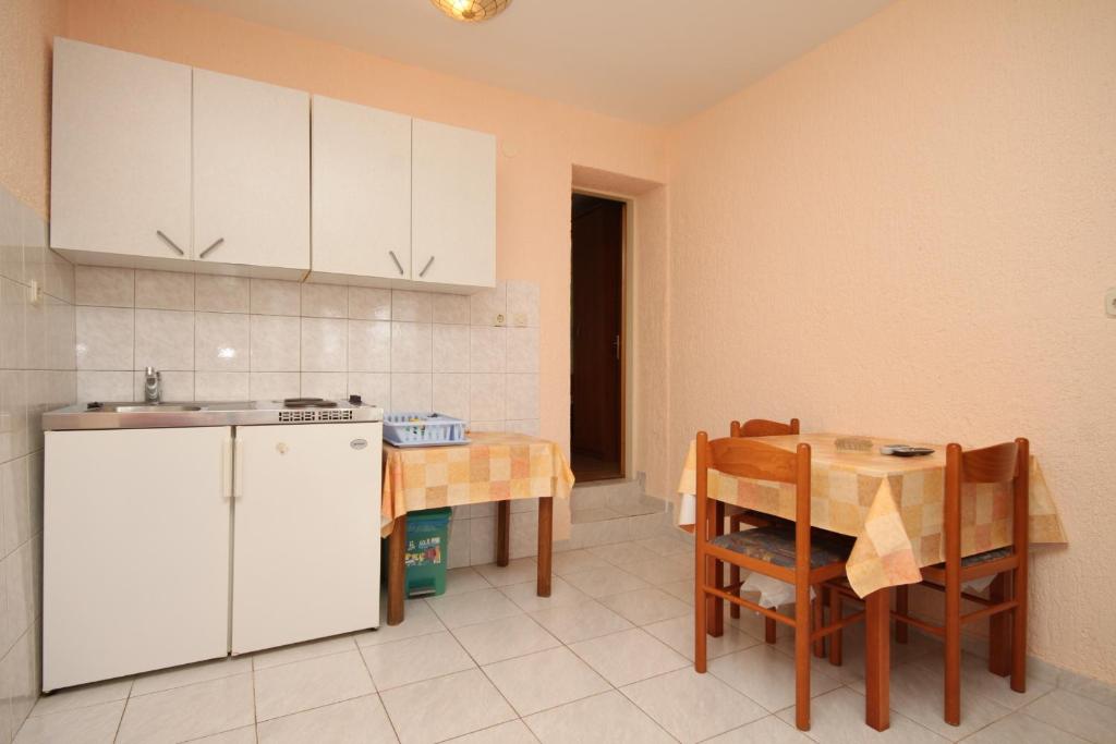 Kuchyň nebo kuchyňský kout v ubytování Apartments by the sea Stara Novalja, Pag - 6469