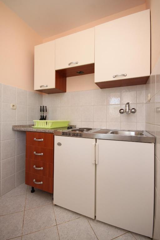Kuchyň nebo kuchyňský kout v ubytování Apartments by the sea Stara Novalja, Pag - 6469