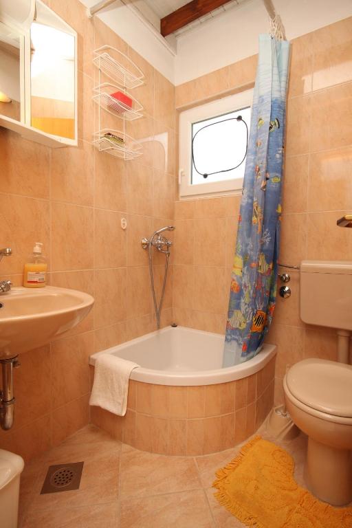 Kúpeľňa v ubytovaní Apartments by the sea Podgora, Makarska - 6670