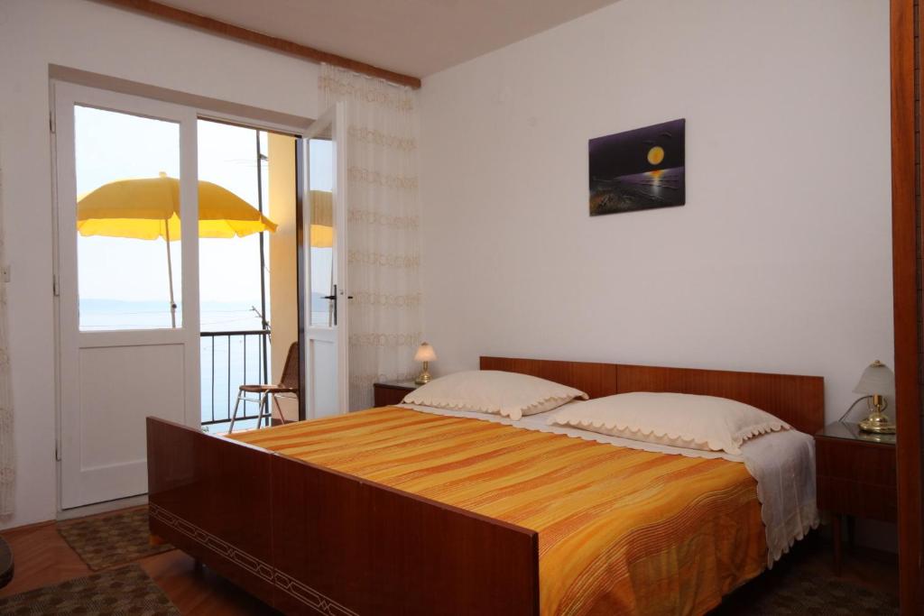 Posteľ alebo postele v izbe v ubytovaní Apartments by the sea Podgora, Makarska - 6670