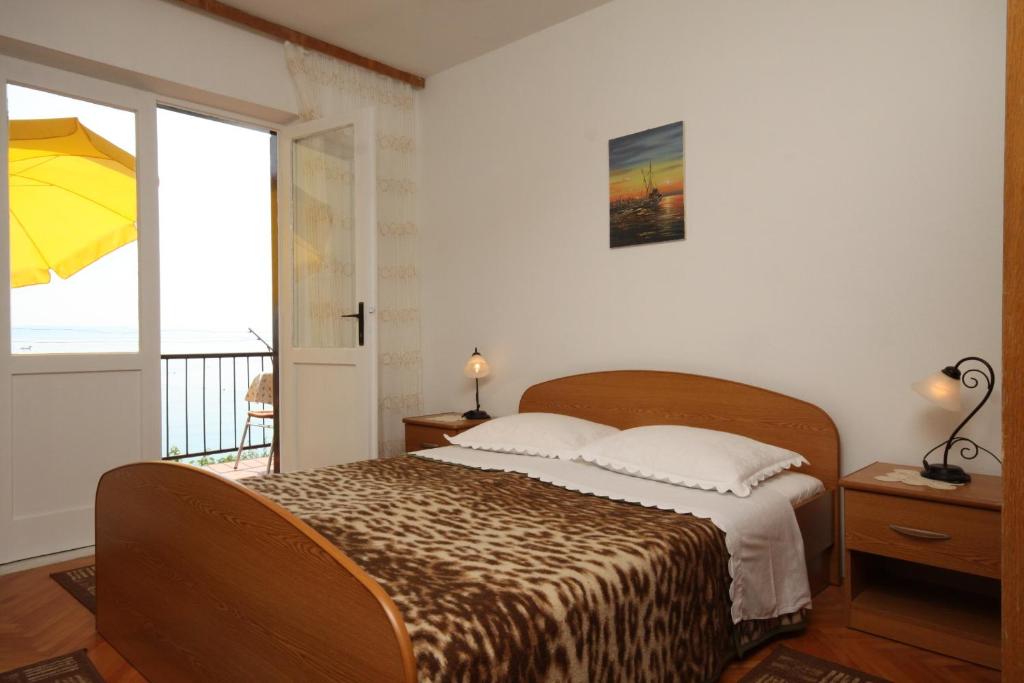 Posteľ alebo postele v izbe v ubytovaní Apartments by the sea Podgora, Makarska - 6670