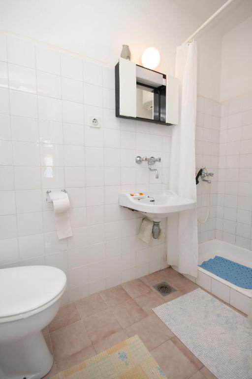 Kúpeľňa v ubytovaní Apartments by the sea Podgora, Makarska - 6670