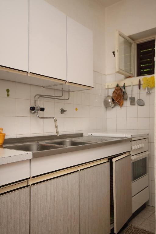 Kuchyňa alebo kuchynka v ubytovaní Apartments by the sea Podgora, Makarska - 6670