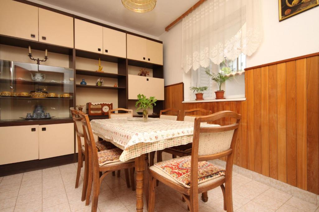 Kuchyňa alebo kuchynka v ubytovaní Apartments by the sea Podgora, Makarska - 6670