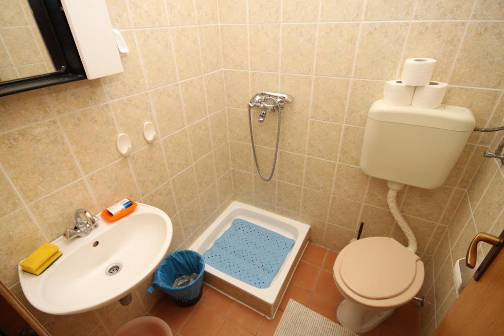 Kúpeľňa v ubytovaní Apartments by the sea Podgora, Makarska - 6670