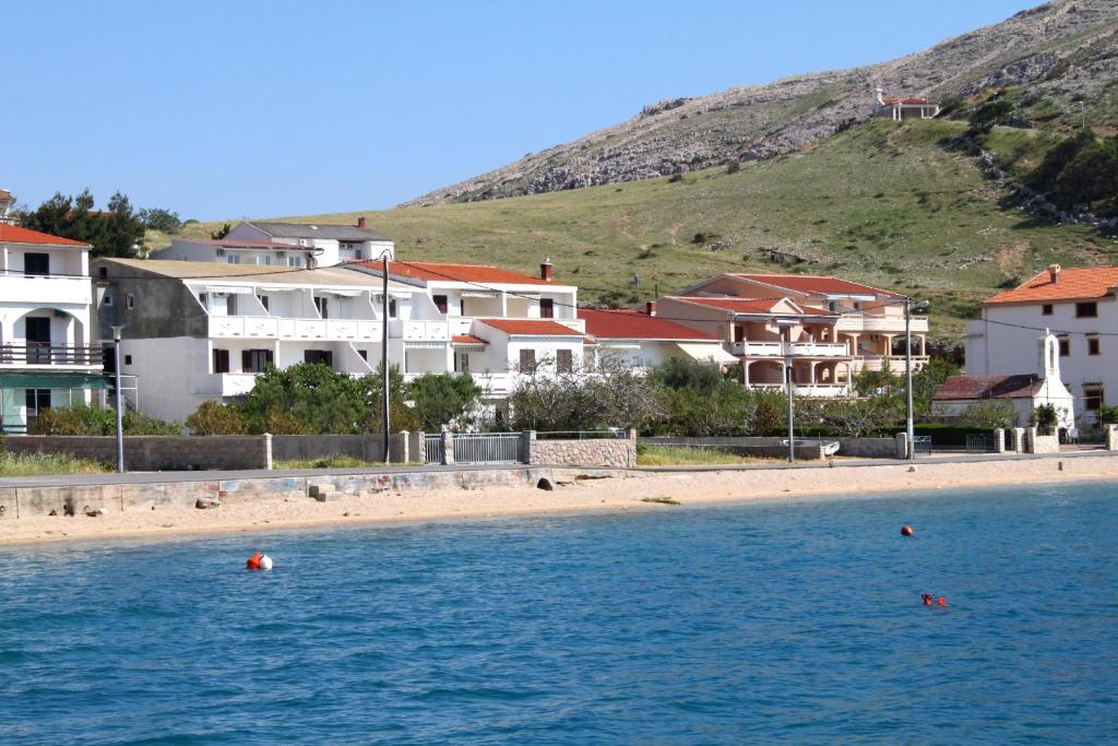 vistas a una playa con casas y al agua en Apartments by the sea Metajna, Pag - 6486, en Metajna
