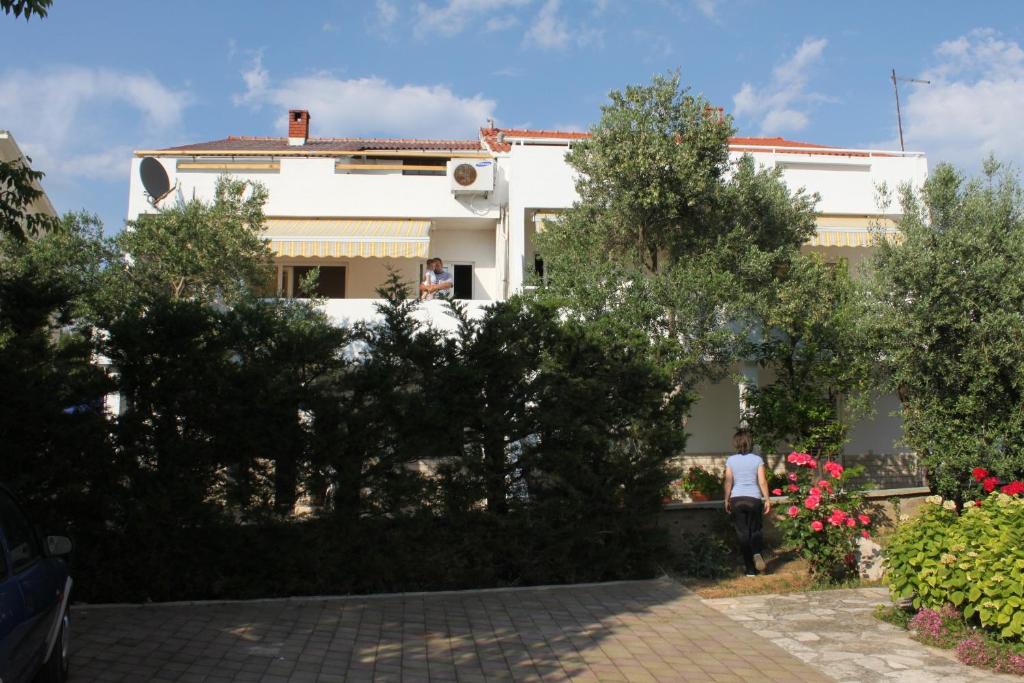 En have udenfor Apartments with a parking space Novalja, Pag - 6504