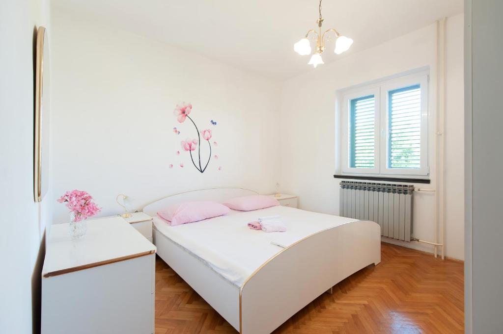 Postel nebo postele na pokoji v ubytování Apartments by the sea Turanj, Biograd - 6445