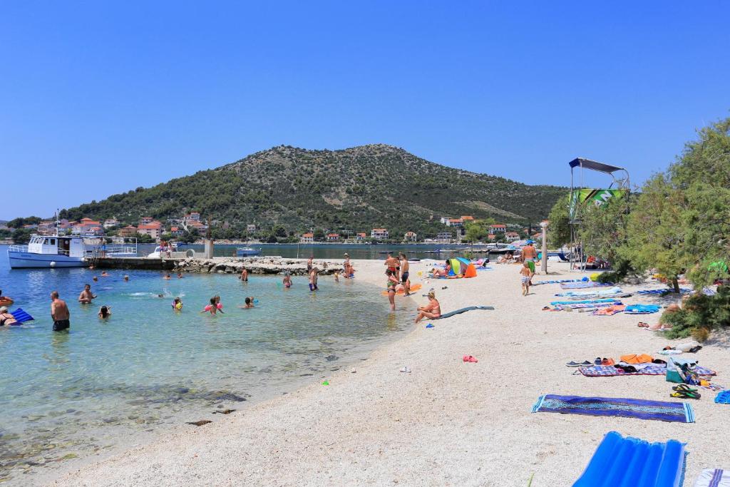 Fotografia z galérie ubytovania Apartments by the sea Poljica, Trogir - 8682 v Marine