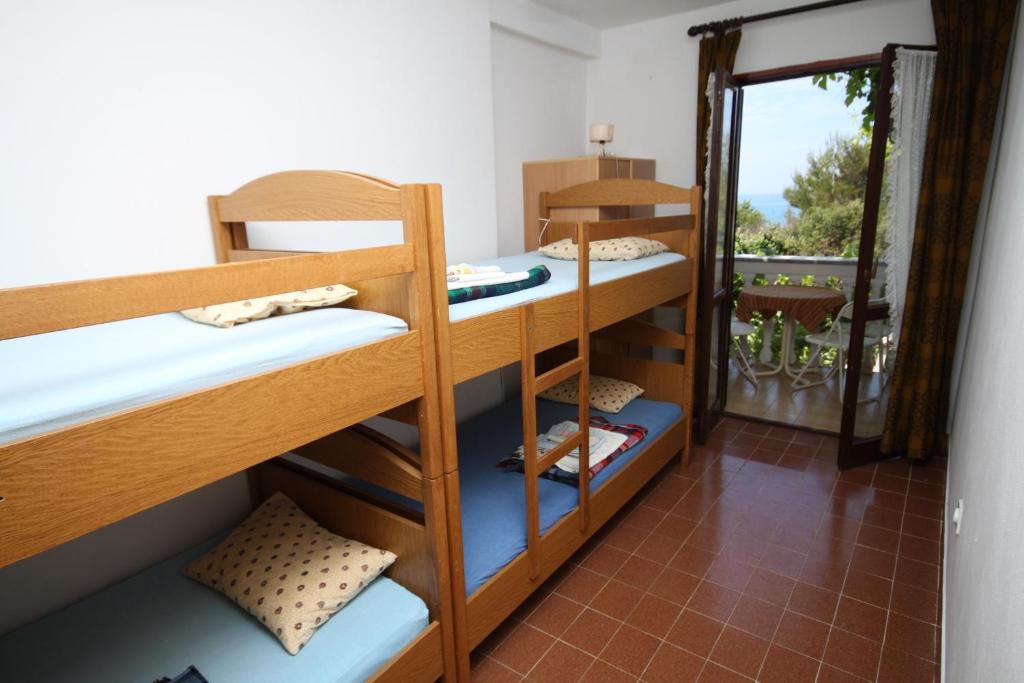 Postel nebo postele na pokoji v ubytování Apartments and rooms by the sea Povljana, Pag - 6476