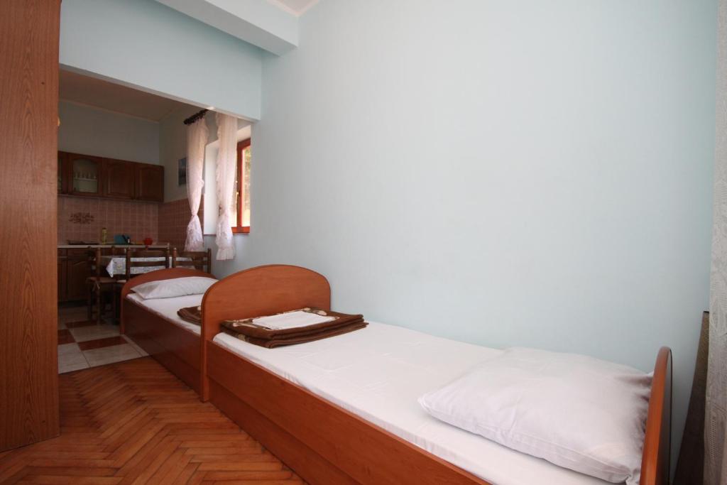 Postel nebo postele na pokoji v ubytování Apartments by the sea Metajna, Pag - 6497
