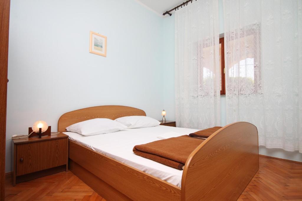 Postel nebo postele na pokoji v ubytování Apartments by the sea Metajna, Pag - 6497