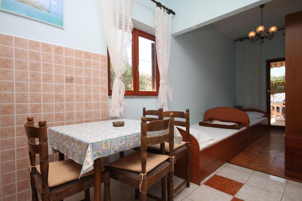 Postel nebo postele na pokoji v ubytování Apartments by the sea Metajna, Pag - 6497
