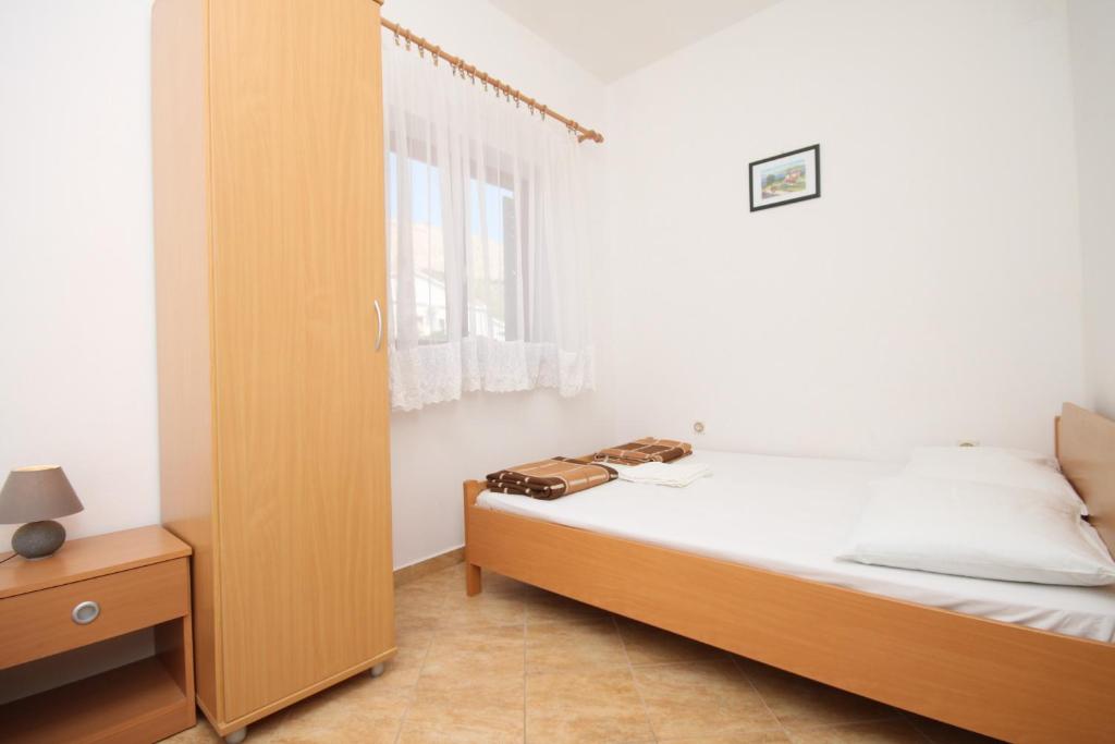 Postel nebo postele na pokoji v ubytování Apartments by the sea Metajna, Pag - 6497